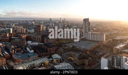 LEEDS, GROSSBRITANNIEN - 20. APRIL 2023. Ein Panoramablick auf die Skyline von Leeds mit dem Wolkenkratzer Bridgewater Place in der frühen Morgensonne Stockfoto