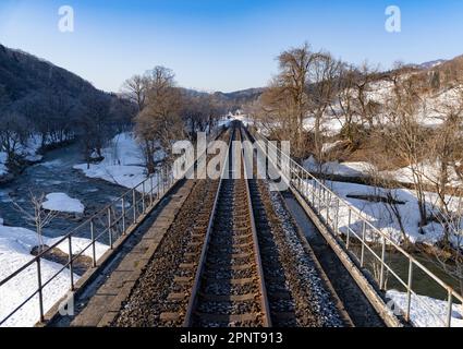 Brücke über den Hinokinai an der Akita Nairiku Line in der Präfektur Akita, Japan. Stockfoto