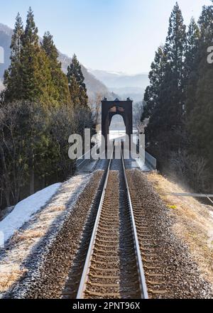 Brücke und Gleise auf der Akita Nairiku Line in der Präfektur Akita, Japan. Stockfoto