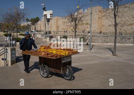 Jerusalem, Israel - 12. November 2022: Ein Konditorei an der alten Stadtmauer von Jerusalem, Israel. Stockfoto