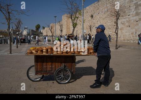 Jerusalem, Israel - 12. November 2022: Ein Konditorei an der alten Stadtmauer von Jerusalem, Israel. Stockfoto