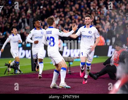 KAA Gents Hugo Cuypers (rechts) feiert das erste Tor ihrer Seite im Spiel während des Viertelfinalspiels der UEFA Europa Conference League auf der zweiten Etappe im London Stadium, London. Foto: Donnerstag, 20. April 2023. Stockfoto