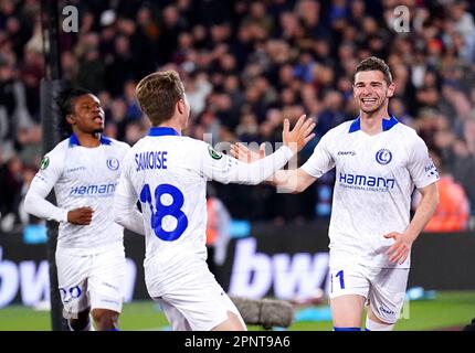 KAA Gents Hugo Cuypers (rechts) feiert das erste Tor ihrer Seite im Spiel während des Viertelfinalspiels der UEFA Europa Conference League auf der zweiten Etappe im London Stadium, London. Foto: Donnerstag, 20. April 2023. Stockfoto