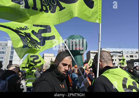 Julien Mattia / Le Pictorium - Generalversammlung der gewerkschaftlichen Eisenbahnarbeiter in Paris - 20/4/2023 - Frankreich / Ile-de-France (Region) / Paris - Generalversammlung der gewerkschaftlichen Eisenbahnarbeiter (Colere cheminote) gegen die Rentenreform am Gare de Lyon in Paris. Stockfoto