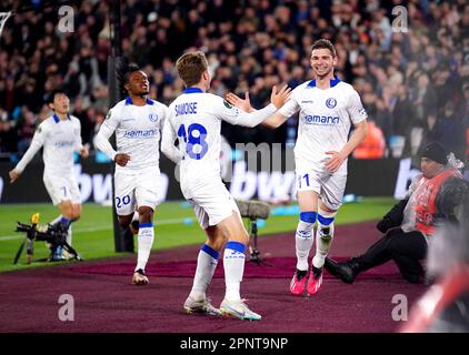 KAA Gents Hugo Cuypers (rechts) feiert das erste Tor ihrer Seite im Spiel während des Viertelfinalspiels der UEFA Europa Conference League auf der zweiten Etappe im London Stadium, London. Foto: Donnerstag, 20. April 2023. Stockfoto