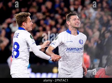 KAA Gents Hugo Cuypers (rechts) feiert das erste Tor ihrer Seite im Spiel während des Viertelfinalspiels der UEFA Europa Conference League auf der zweiten Etappe im London Stadium, London. Foto: Donnerstag, 20. April 2023. Stockfoto