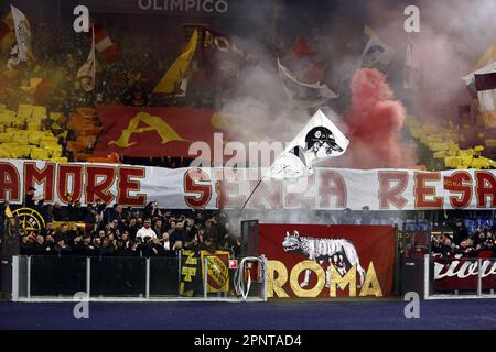 Rom, Italien. 20. April 2023. Fans DER AS Roma während des Viertelfinalspiels der UEFA Europa League zwischen AS Roma und Feyenoord im Stadio Olimpico Rome am 20. April 2023 in Rom, Italien. ANP MAURICE VAN STONE Stockfoto