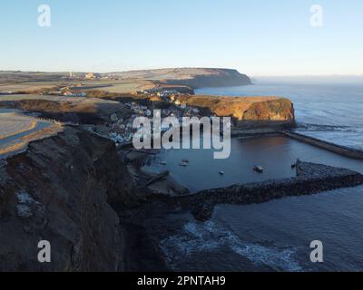 Das charmante Küstendorf Staithes, North Yorkshire, England, aus der Vogelperspektive Stockfoto
