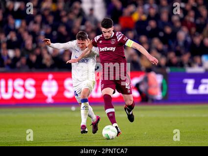 Declan Rice von West Ham United (rechts) und Alessio Castro-Montes von KAA Gent kämpfen beim Viertelfinale der UEFA Europa Conference League im Londoner Stadion um den Ball. Foto: Donnerstag, 20. April 2023. Stockfoto