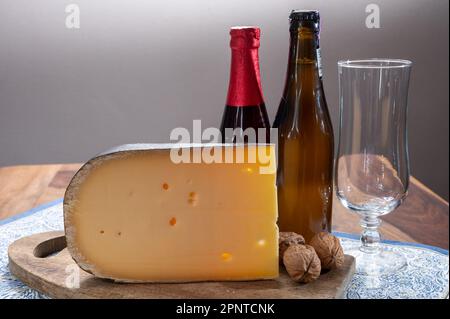 Käse und Bier, belgisches Bier und alter gelber Kuhmilchkäse aus Brügge, Belgien Stockfoto