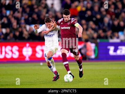 Declan Rice von West Ham United (rechts) und Alessio Castro-Montes von KAA Gent kämpfen beim Viertelfinale der UEFA Europa Conference League im Londoner Stadion um den Ball. Foto: Donnerstag, 20. April 2023. Stockfoto