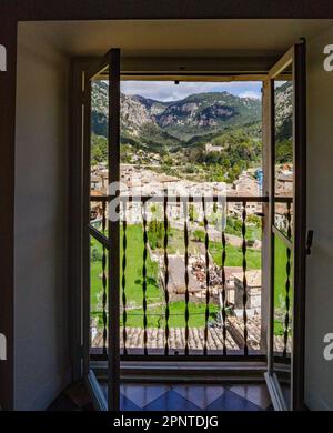 Das Dorf Valldemossa im Tramuntana-Gebirge Mallorcas Spanien hat man von einem Fenster in der alten Zitadelle aus gesehen Stockfoto