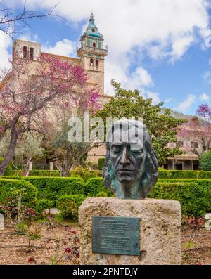 Bronzeskulptur des polnischen Pianisten und Komponisten Frederic Chopin von Zofie Wolska in den Klostergärten von Valldemossa Mallorca Spanien Stockfoto