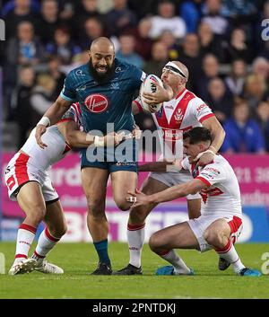 Warrington Wolves Sam Kasiano wird während des Spiels der Betfred Super League im Totally Wicked Stadium, St. Helens, von St. Helens Saints' will Hopoate (links) Lewis Dodd (Mitte) und James Roby (rechts) angegriffen. Foto: Donnerstag, 20. April 2023. Stockfoto