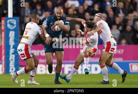 Warrington Wolves Sam Kasiano wird während des Spiels der Betfred Super League im Totally Wicked Stadium, St. Helens, von St. Helens Saints' will Hopoate (links) Lewis Dodd (Mitte) und James Roby (rechts) angegriffen. Foto: Donnerstag, 20. April 2023. Stockfoto