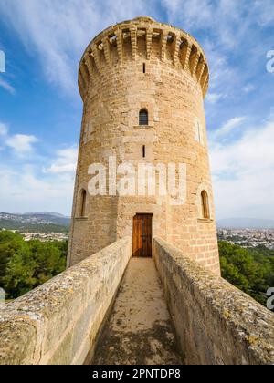 Donjon-Turm von Schloss Bellver das Castillo de Bellver hoch oben auf einem Hügel mit Blick auf Palma de Mallorca auf den Balearen Spaniens Stockfoto