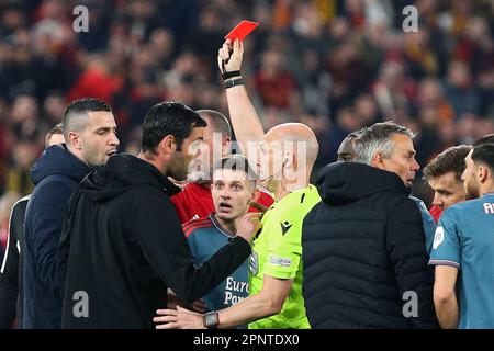 Rom, Italien. 20. April 2023. Der Schiedsrichter Anthony Taylor zeigt dem zweiten Trainer von Roma Salvatore Foti am 20. April 2023 während des UEFA Europa League, Viertelfinals, 2.-Bein-Fußballspiels zwischen AS Roma und Feyenoord im Stadio Olimpico in Rom, Italien - Photo Federico Proietti/DPPI Credit: DPPI Media/Alamy Live News Stockfoto