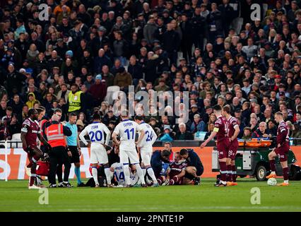 KAA Gents Alessio Castro-Montes und Wladimir Coufal von West Ham United benötigen medizinische Hilfe, nachdem sie während des Viertelfinalspiels der UEFA Europa Conference League im London Stadium, London, mit Köpfen zusammengestoßen sind. Foto: Donnerstag, 20. April 2023. Stockfoto