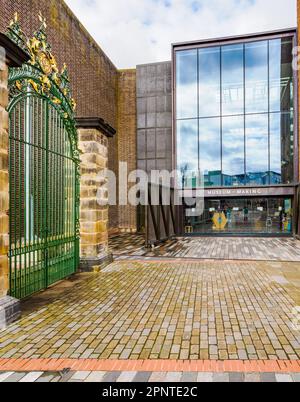 Tore Eingang Innenhof und modernes Atrium des Museum of Making in Derby UK Stockfoto