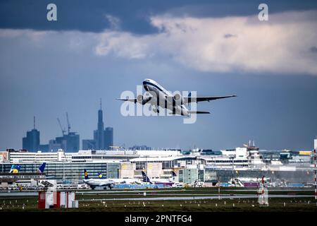 China Southern, Boeing 777 Cargo, startet vom Flughafen Frankfurt, FRA, Hessen, Deutschland, Stockfoto