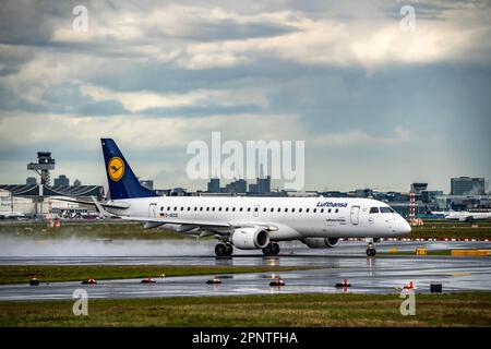 Lufthansa Embraer ERJ-190, D-ACMF, startet auf der Runway West, Skyline der Frankfurter Innenstadt, Flughafen Frankfurt, FRA, Hessen, Deutschland, Stockfoto