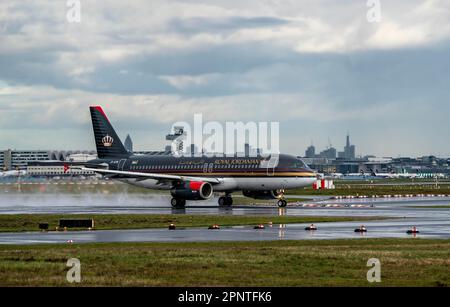 Royal Jordanian Airbus A321-200, JT-ATW, Flugzeug startet auf Runway West, Frankfurt Airport, FRA, Hessen, Deutschland, Stockfoto