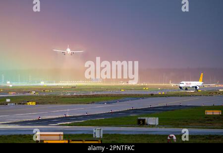 Flughafen Frankfurt, Flugzeuge landen in einem Regensturm mit Regenbogen, FRA, Hessen, Deutschland, Stockfoto