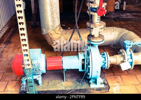 Eisenmetallische Zentrifugalpumpen, Anlagen und Rohre mit Flanschen und Ventilen zum Pumpen von flüssigen Brennstoffen in der chemischen Petroche der industriellen Raffinerie Stockfoto