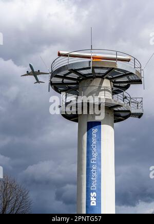 Radarturm der DFS am Flughafen Frankfurt am Main, FRA, startende Flugzeuge. Stockfoto