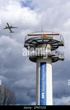 Radarturm der DFS am Flughafen Frankfurt am Main, FRA, startende Flugzeuge. Stockfoto