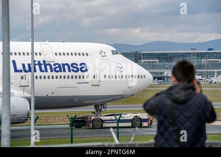 Flugzeug am Frankfurter Flughafen, FRA, Lufthansa Boeing 747 wird zum Terminal abgeschleppt, Flugzeugbeobachter auf der Zeppelinheim Aussichtsplattform. Stockfoto