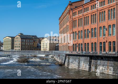 Die alte Industrielandschaft und der Fluss Motala im Frühling in Norrköping, Schweden. Stockfoto