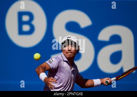 BARCELONA, SPANIEN - APRIL 20: Yoshihito Nishioka während des Barcelona Open Banc Sabadell 70 Trofeo Conde de Godo Spiels gegen Jannik Sünder aus Italien Stockfoto