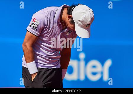 BARCELONA, SPANIEN - APRIL 20: Yoshihito Nishioka während des Barcelona Open Banc Sabadell 70 Trofeo Conde de Godo Spiels gegen Jannik Sünder aus Italien Stockfoto