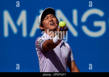 BARCELONA, SPANIEN - APRIL 20: Yoshihito Nishioka während des Barcelona Open Banc Sabadell 70 Trofeo Conde de Godo Spiels gegen Jannik Sünder aus Italien Stockfoto