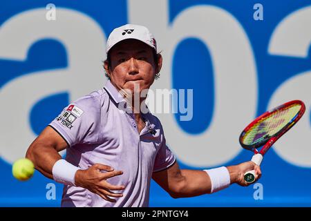 BARCELONA, SPANIEN - APRIL 20: Yoshihito Nishioka während des Barcelona Open Banc Sabadell 70 Trofeo Conde de Godo Spiels gegen Jannik Sünder aus Italien Stockfoto