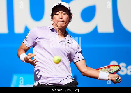 BARCELONA, SPANIEN - APRIL 20: Yoshihito Nishioka während des Barcelona Open Banc Sabadell 70 Trofeo Conde de Godo Spiels gegen Jannik Sünder aus Italien Stockfoto