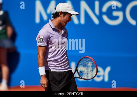 BARCELONA, SPANIEN - APRIL 20: Yoshihito Nishioka während des Barcelona Open Banc Sabadell 70 Trofeo Conde de Godo Spiels gegen Jannik Sünder aus Italien Stockfoto