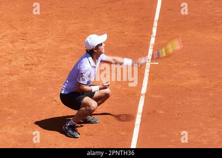 BARCELONA, SPANIEN - APRIL 20: Yoshihito Nishioka während des Barcelona Open Banc Sabadell 70 Trofeo Conde de Godo Spiels gegen Jannik Sünder aus Italien Stockfoto