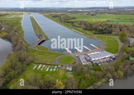 Blick aus der Vogelperspektive auf den Rudersee am Dorney Lake (Austragungsort der Olympischen Ruderveranstaltungen 2012 in London), neben der Themse, Windsor, Großbritannien. Stockfoto