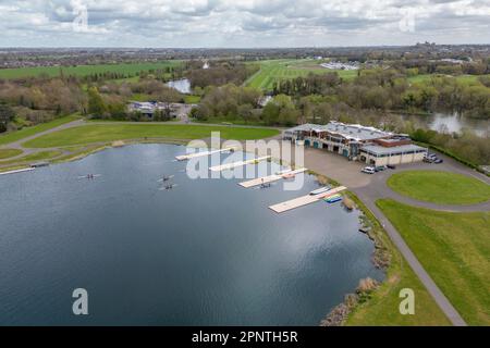 Blick aus der Vogelperspektive auf den Rudersee am Dorney Lake (Austragungsort der Olympischen Ruderveranstaltungen 2012 in London), neben der Themse, Windsor, Großbritannien. Stockfoto