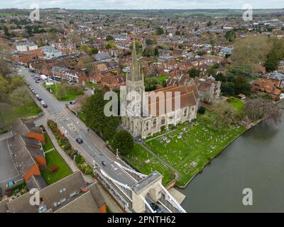 Die All Saints Church an der Themse, Marlow, Buckinghamshire aus der Vogelperspektive. UK. Stockfoto