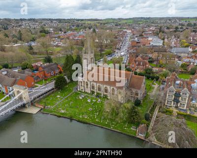 Die All Saints Church an der Themse, Marlow, Buckinghamshire aus der Vogelperspektive. UK. Stockfoto