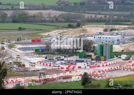 Wendover Dean, Aylesbury, Großbritannien. 20. April 2023. Bauarbeiten am Hochgeschwindigkeitszug HS2 in Wendover Dean, Aylesbury, Buckinghamshire. Die Gegend ist jetzt nicht mehr erkennbar, als HS2 das Bauernhaus auf der Durham Farm abgerissen hat und auch eine riesige Ackerfläche dort zerstört hat, um das Wendover Dean Viadukt zu bauen. Die Arbeiten am Euston-Tunnel HS2 wurden aus finanziellen Gründen unterbrochen. Kredit: Maureen McLean/Alamy Live News Stockfoto