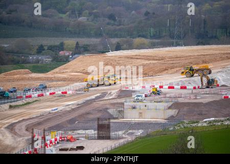 Wendover Dean, Aylesbury, Großbritannien. 20. April 2023. Bauarbeiten am Hochgeschwindigkeitszug HS2 in Wendover Dean, Aylesbury, Buckinghamshire. Die Gegend ist jetzt nicht mehr erkennbar, als HS2 das Bauernhaus auf der Durham Farm abgerissen hat und auch eine riesige Ackerfläche dort zerstört hat, um das Wendover Dean Viadukt zu bauen. Die Arbeiten am Euston-Tunnel HS2 wurden aus finanziellen Gründen unterbrochen. Kredit: Maureen McLean/Alamy Live News Stockfoto