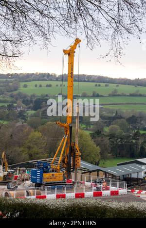 Wendover Dean, Aylesbury, Großbritannien. 20. April 2023. Bauarbeiten am Hochgeschwindigkeitszug HS2 in Wendover Dean, Aylesbury, Buckinghamshire. Die Gegend ist jetzt nicht mehr erkennbar, als HS2 das Bauernhaus auf der Durham Farm abgerissen hat und auch eine riesige Ackerfläche dort zerstört hat, um das Wendover Dean Viadukt zu bauen. Die Arbeiten am Euston-Tunnel HS2 wurden aus finanziellen Gründen unterbrochen. Kredit: Maureen McLean/Alamy Live News Stockfoto