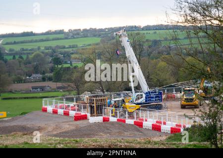 Wendover Dean, Aylesbury, Großbritannien. 20. April 2023. Bauarbeiten am Hochgeschwindigkeitszug HS2 in Wendover Dean, Aylesbury, Buckinghamshire. Die Gegend ist jetzt nicht mehr erkennbar, als HS2 das Bauernhaus auf der Durham Farm abgerissen hat und auch eine riesige Ackerfläche dort zerstört hat, um das Wendover Dean Viadukt zu bauen. Die Arbeiten am Euston-Tunnel HS2 wurden aus finanziellen Gründen unterbrochen. Kredit: Maureen McLean/Alamy Live News Stockfoto