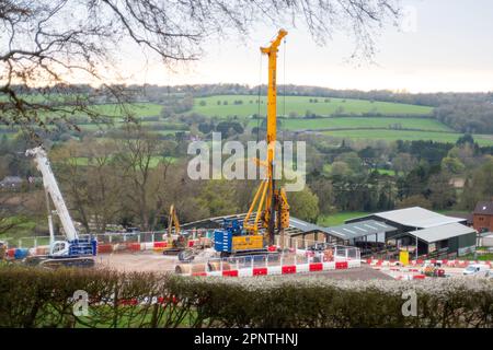 Wendover Dean, Aylesbury, Großbritannien. 20. April 2023. Bauarbeiten am Hochgeschwindigkeitszug HS2 in Wendover Dean, Aylesbury, Buckinghamshire. Die Gegend ist jetzt nicht mehr erkennbar, als HS2 das Bauernhaus auf der Durham Farm abgerissen hat und auch eine riesige Ackerfläche dort zerstört hat, um das Wendover Dean Viadukt zu bauen. Die Arbeiten am Euston-Tunnel HS2 wurden aus finanziellen Gründen unterbrochen. Kredit: Maureen McLean/Alamy Live News Stockfoto