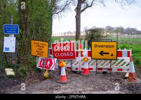 Wendover Dean, Aylesbury, Großbritannien. 20. April 2023. Bowood Lane bleibt aufgrund von Bauarbeiten für die HS2 High Speed Rail in Wendover Dean, Aylesbury, Buckinghamshire, geschlossen. Kredit: Maureen McLean/Alamy Live News Stockfoto