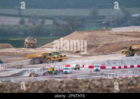 Wendover Dean, Aylesbury, Großbritannien. 20. April 2023. Bauarbeiten am Hochgeschwindigkeitszug HS2 in Wendover Dean, Aylesbury, Buckinghamshire. Die Gegend ist jetzt nicht mehr erkennbar, als HS2 das Bauernhaus auf der Durham Farm abgerissen hat und auch eine riesige Ackerfläche dort zerstört hat, um das Wendover Dean Viadukt zu bauen. Die Arbeiten am Euston-Tunnel HS2 wurden aus finanziellen Gründen unterbrochen. Kredit: Maureen McLean/Alamy Live News Stockfoto